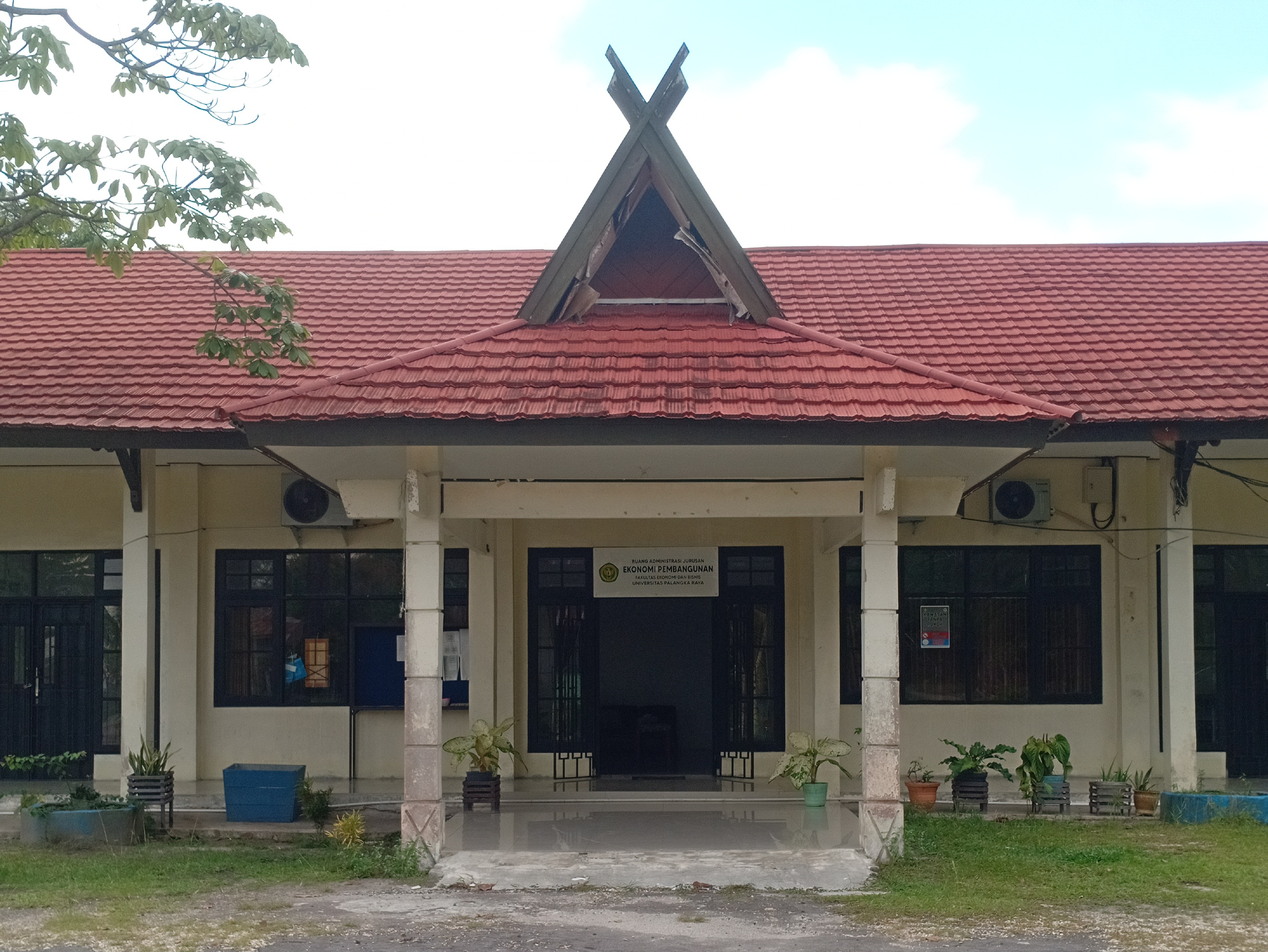 Gedung FEB UPR